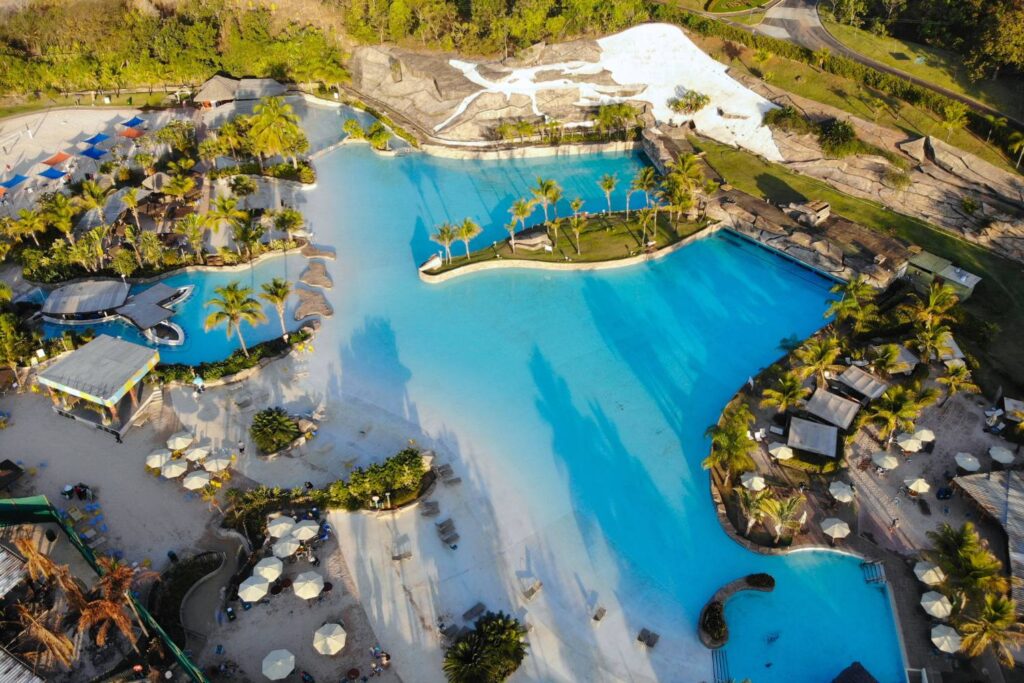 imagem aérea de uma praia artificial